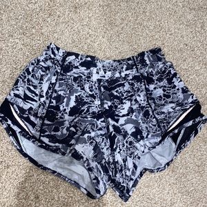 SIZE 2 LULULEMON PRINTED SHORTS